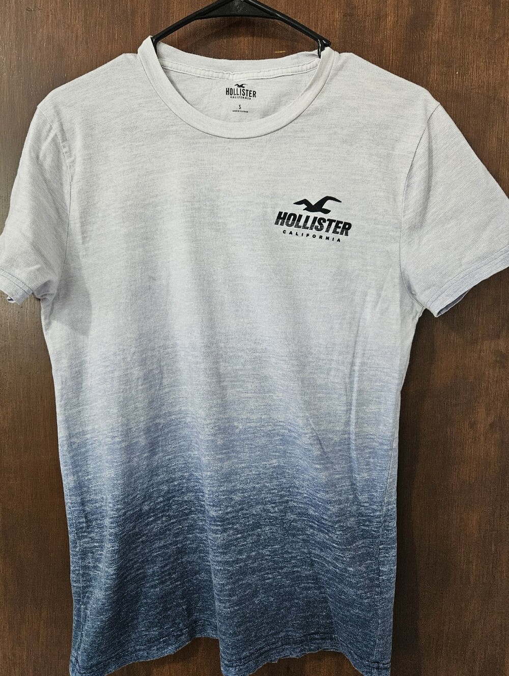 Hollister Men's Ombre Crew Tee in Light Gray to Navy